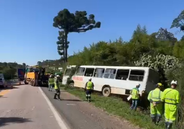 Acidente na BR-116: Ônibus tomba e deixa 18 feridos