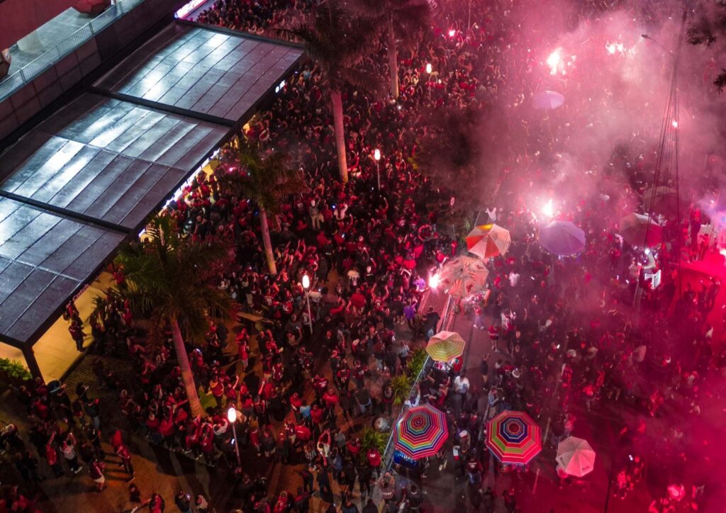 Torcida do Athletico faz festa do centenário na Ligga Arena; veja imagens