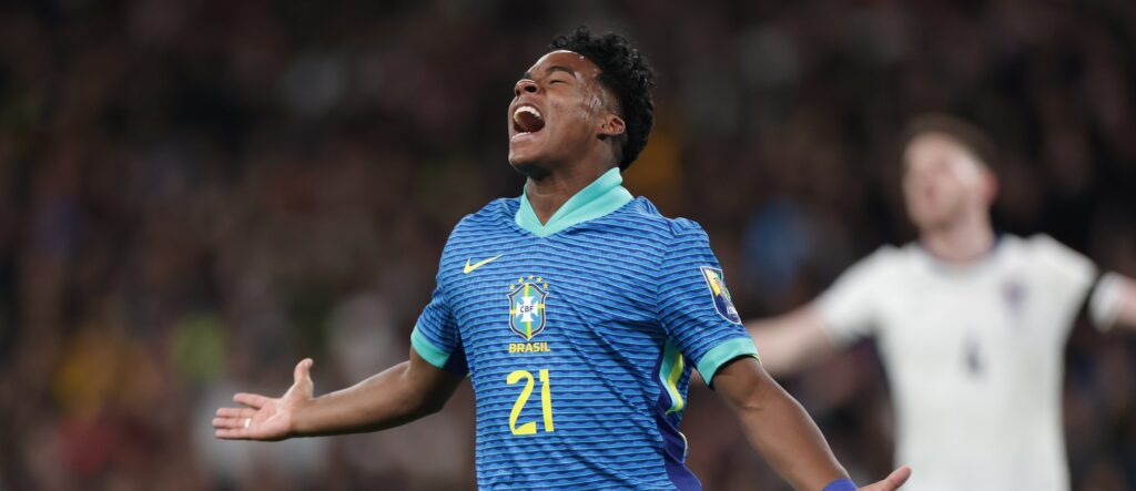 Brasil vence a Inglaterra em estreia de Dorival Junior