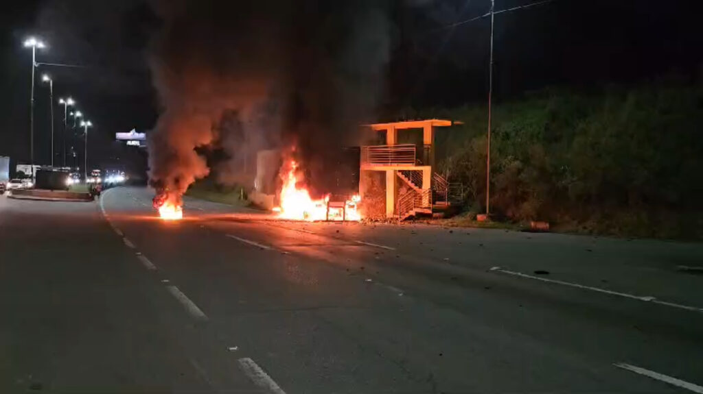 Caminhão em chamas interdita BR-376, sentido à Santa Catarina