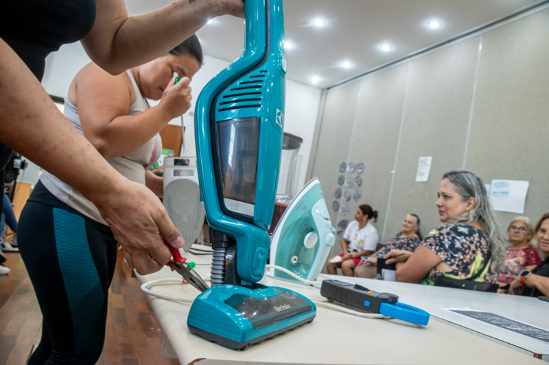 Mulheres aprendem a consertar eletrodomésticos em curso gratuito, em Curitiba