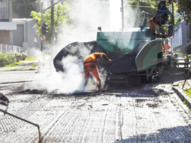 Obras de pavimentação bloqueiam rua no Centro de Curitiba