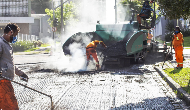 Obras de pavimentação bloqueiam rua no Centro de Curitiba