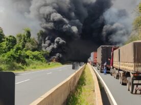 BR-376: caminhão tomba, pega fogo e interdita pista em Tibagi