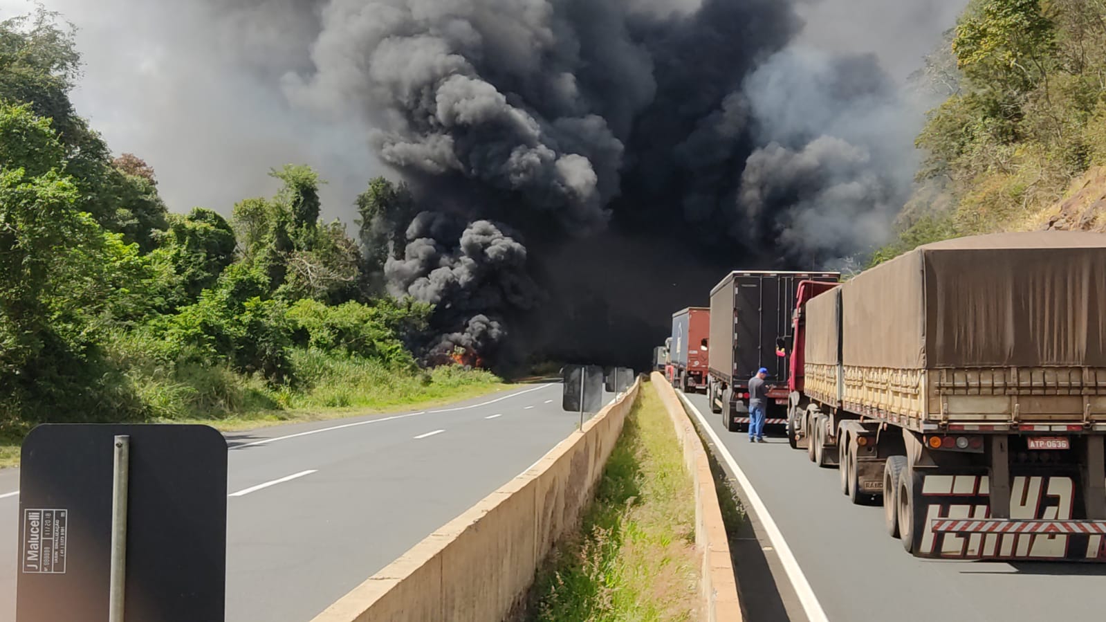 BR-376: caminhão tomba, pega fogo e interdita pista em Tibagi
