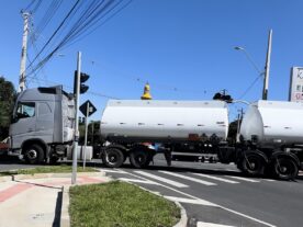 VÍDEO: caminhão-tanque enrosca em semáforo em trecho importante de Curitiba