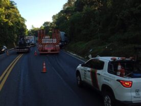 Caminhão e carro batem de frente na Serra da Esperança, em Guarapuava