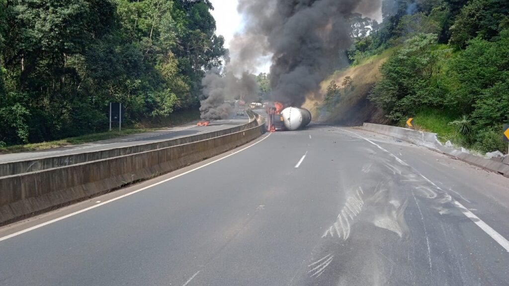 Acidente na BR-376: Rodovia é liberada após caminhão pegar fogo