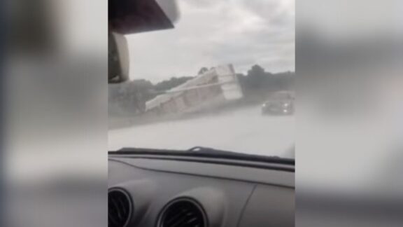 Caminhão tomba no Contorno Norte de Curitiba e deixa trânsito lento