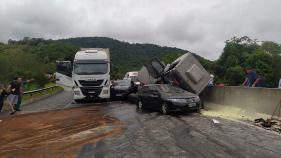 Acidente com carros e caminhões causa interdição parcial na BR-277, em Morretes