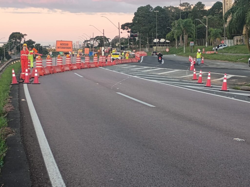 BR-277 tem bloqueio e desvio por risco de erosão nas pistas de Curitiba