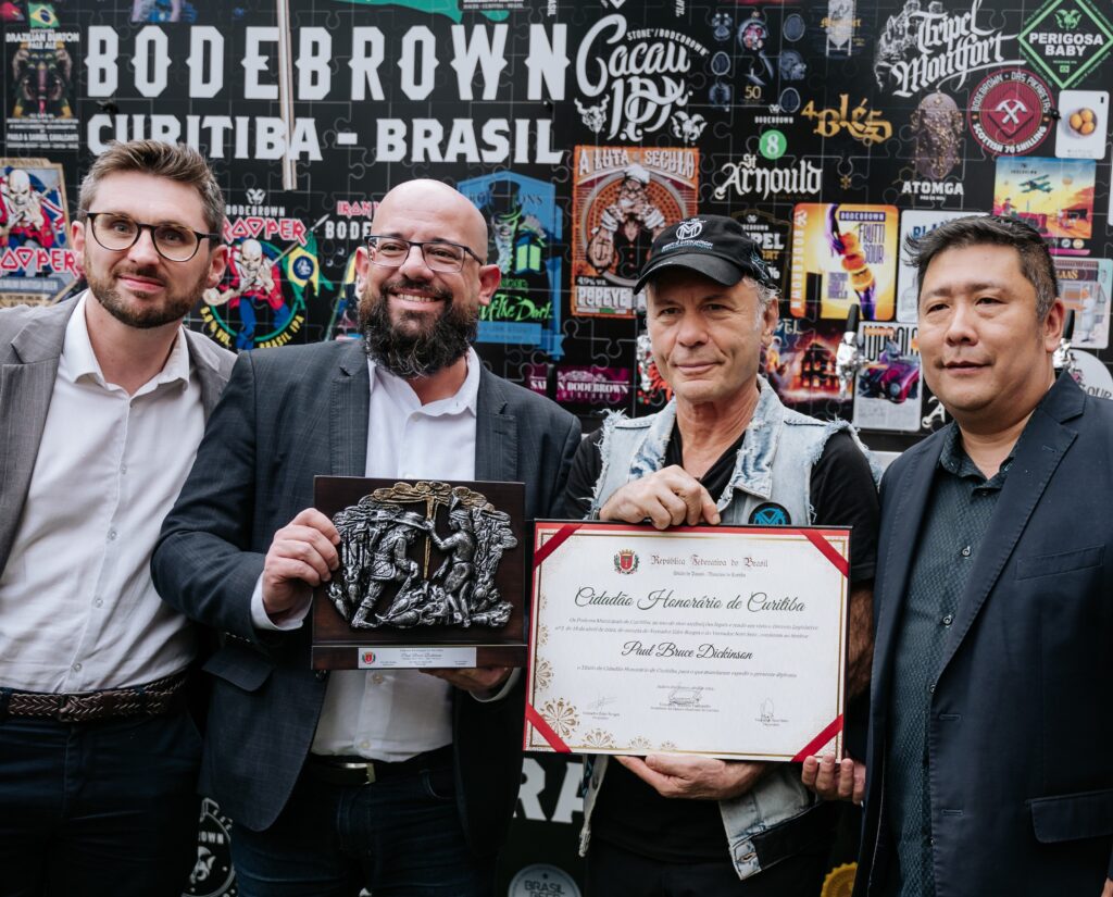 Bruce Dickinson, vocalista do Iron Maiden, recebe título de cidadão de Curitiba