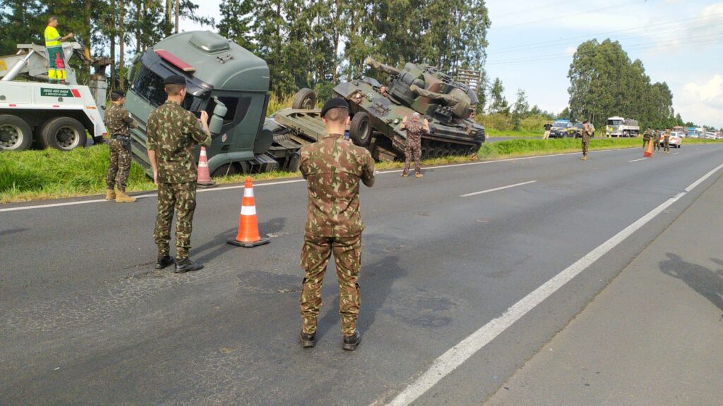 Caminhão do Exército é removido após causar bloqueio na BR-376