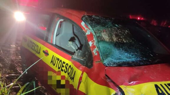 Carro de autoescola se envolve em acidente com morte, no Paraná