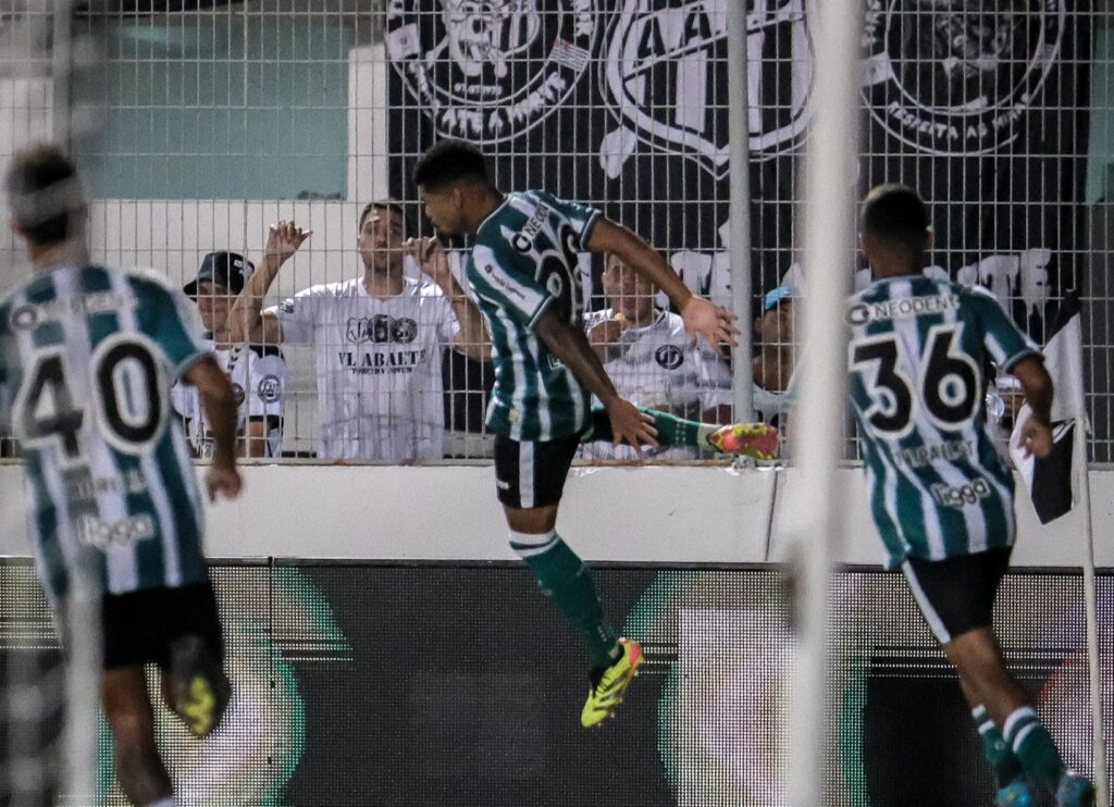 Lucas Ronier reivindica autoria de gol pelo Coritiba na Série B: ‘Foi meu’