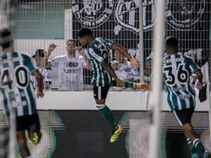 Lucas Ronier reivindica autoria de gol pelo Coritiba na Série B: ‘Foi meu’