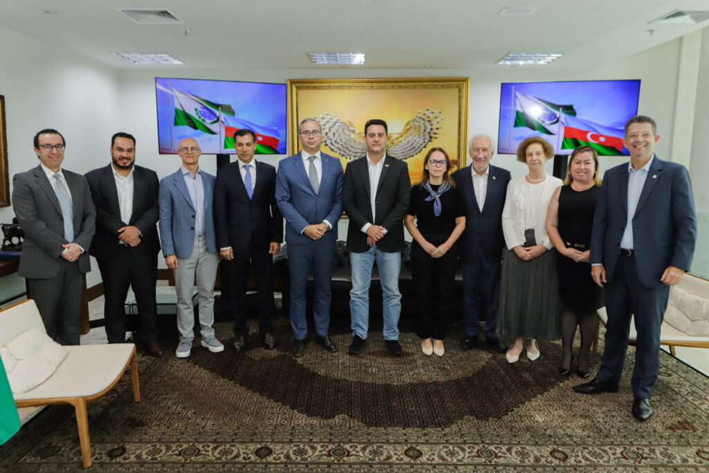 Paraná apresenta potenciais culturais e econômicos para embaixador do Azerbaijão