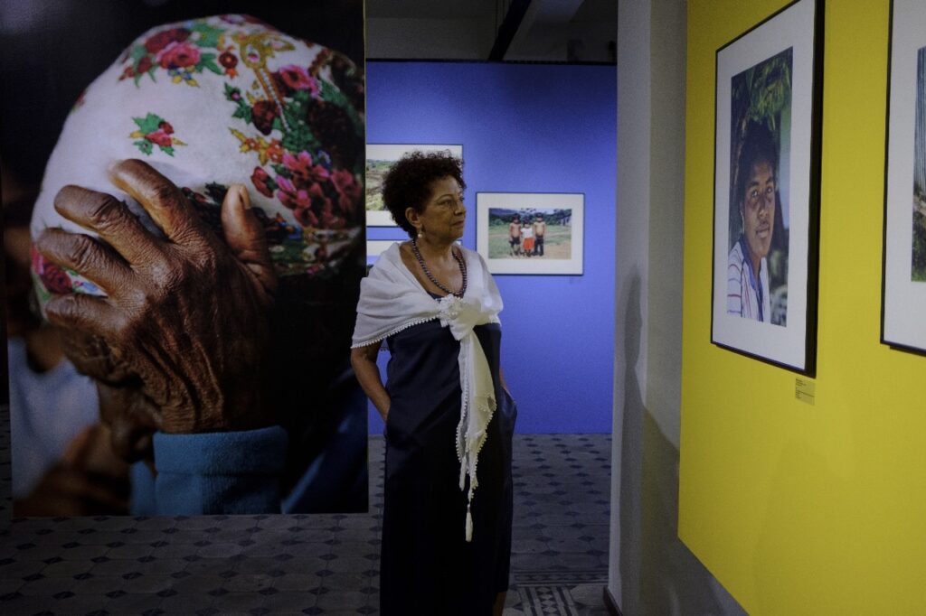 Exposição da fotojornalista Fernanda Castro recebe visita mediada com a artista