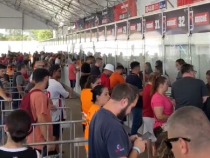 Torcida do Paraná Clube faz fila para comprar ingressos para jogo na Arena