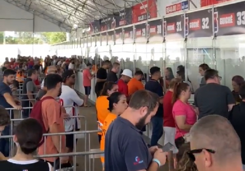 Torcida do Paraná Clube faz fila para comprar ingressos para jogo na Arena
