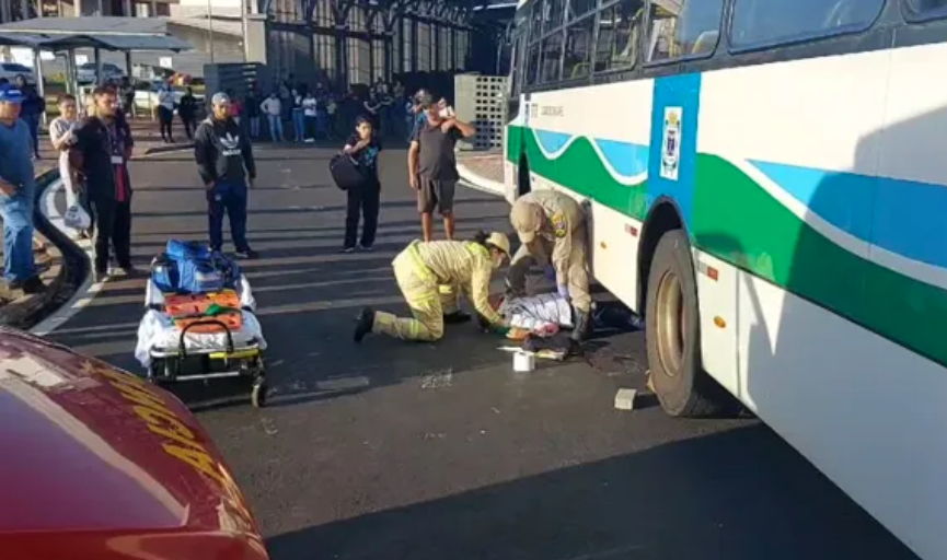 Idoso é atropelado por ônibus em frente a terminal de Cascavel