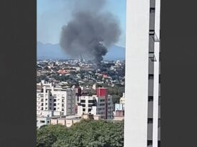 Incêndio destrói casas e deixa mulher ferida em Curitiba