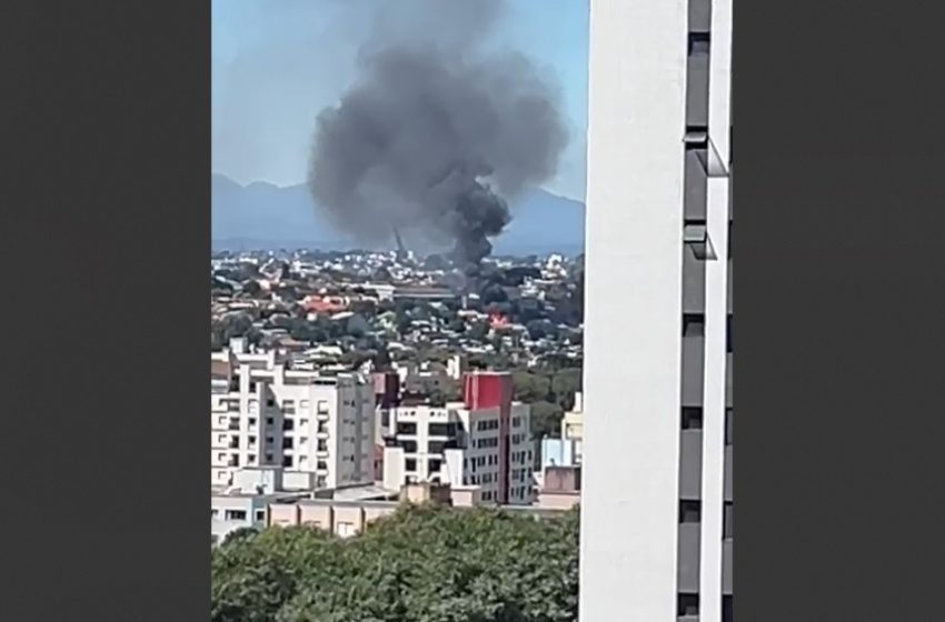 Incêndio destrói casas e deixa mulher ferida em Curitiba