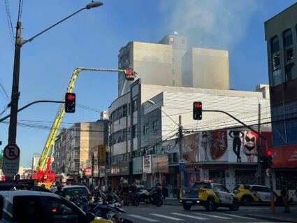 VÍDEO: Incêndio atinge hotel no Centro de Curitiba