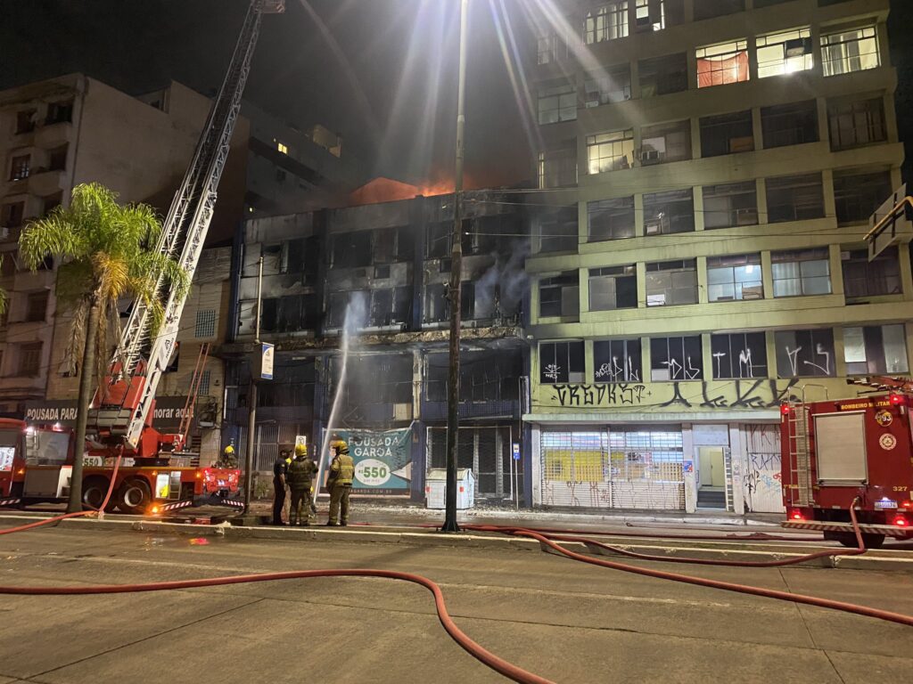 Dez pessoas morrem em incêndio em pensão no centro de Porto Alegre; VÍDEO