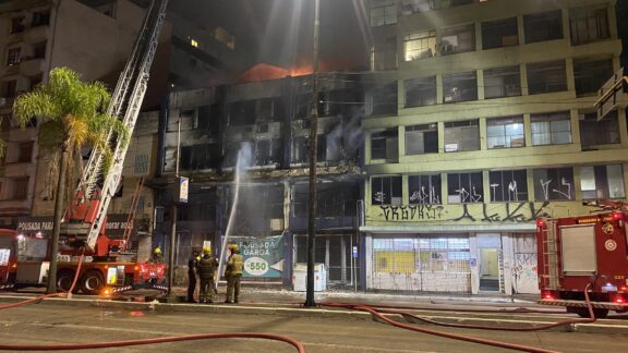 Dez pessoas morrem em incêndio em pensão no centro de Porto Alegre; VÍDEO