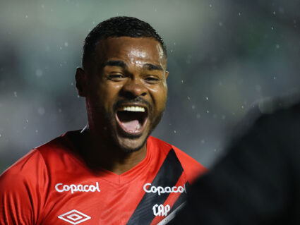 Nikão vibra com gol na reestreia pelo Athletico: “Amo este clube”