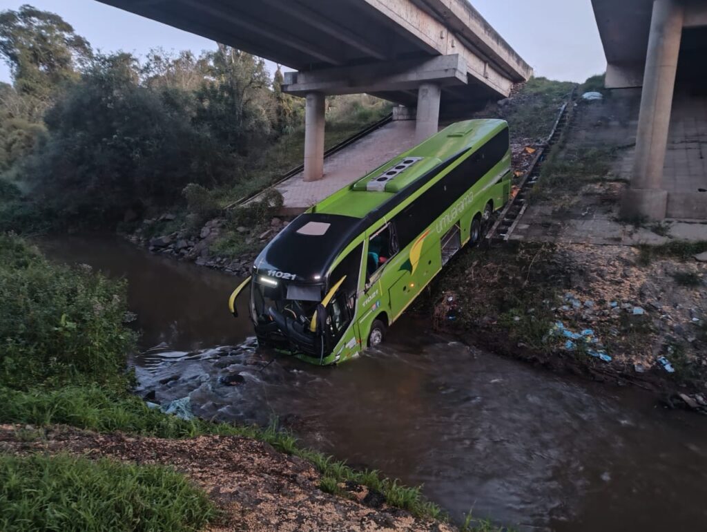 Ônibus cai em ribanceira na BR-376, nos Campos Gerais