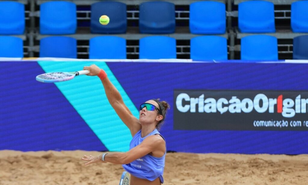 Paranaense Rafaela Miller começa com vitória no torneio de beach tennis de Petrolina