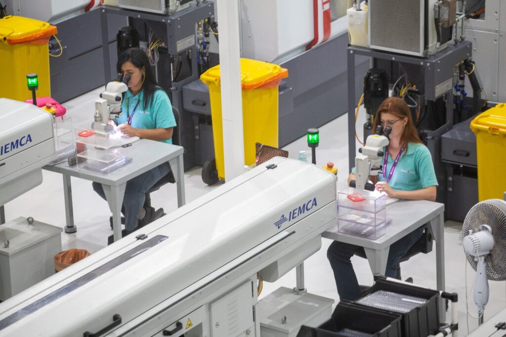 Mulheres ocupam um terço das vagas nas indústrias do Paraná