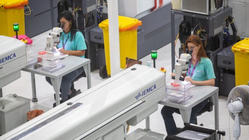 Mulheres ocupam um terço das vagas nas indústrias do Paraná