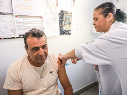 Curitiba volta a aplicar dose da vacina anticovid; saiba quem pode receber