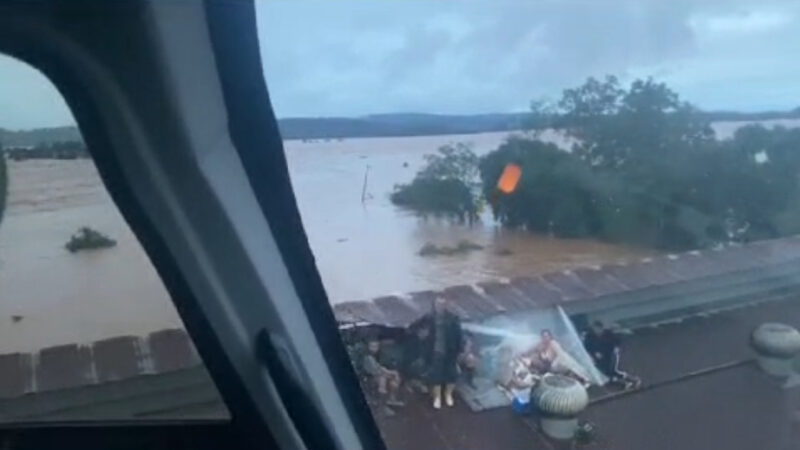 Equipes do Paraná já atuam no resgate às vítimas da chuva no Rio Grande do Sul; assista