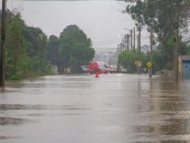 Paraná envia bombeiros, helicóptero e barcos para ajudar o Rio Grande do Sul