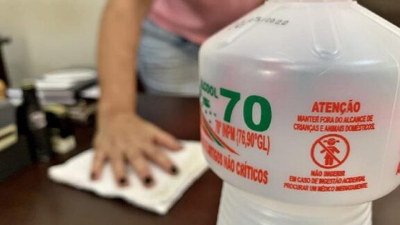 Venda de álcool 70% líquido é proibida no Brasil